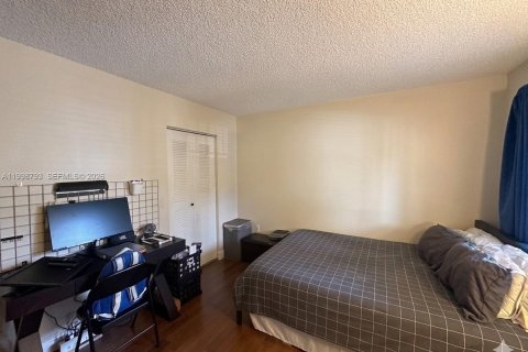 Condo in Pembroke Pines, Florida, 2 bedrooms  № 2060936 - photo 12