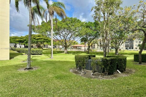 Condo in Pembroke Pines, Florida, 2 bedrooms  № 2060936 - photo 14