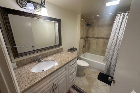 Condo in Pembroke Pines, Florida, 2 bedrooms  № 2060936 - photo 13