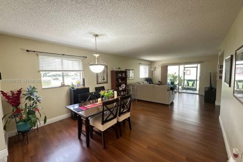 Condo in Pembroke Pines, Florida, 2 bedrooms  № 2060936 - photo 2