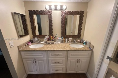 Condo in Pembroke Pines, Florida, 2 bedrooms  № 2060936 - photo 8