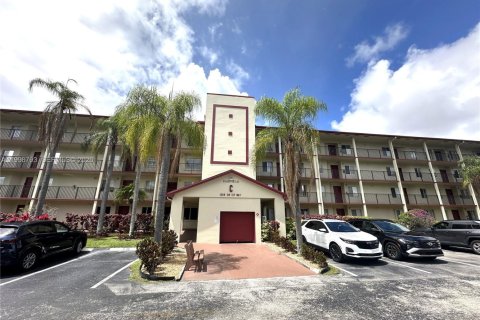 Condo in Pembroke Pines, Florida, 2 bedrooms  № 2060936 - photo 16
