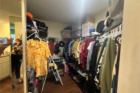 Condo in Pembroke Pines, Florida, 2 bedrooms  № 2060936 - photo 11