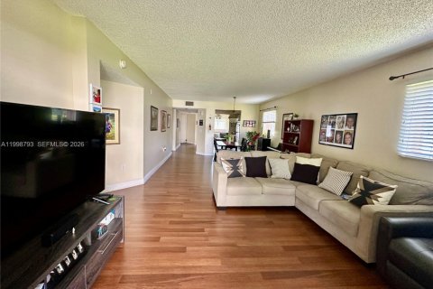 Condo in Pembroke Pines, Florida, 2 bedrooms  № 2060936 - photo 3