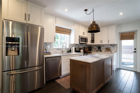 House in Miami, Florida 3 bedrooms, 104.33 sq.m. № 1989649 - photo 16