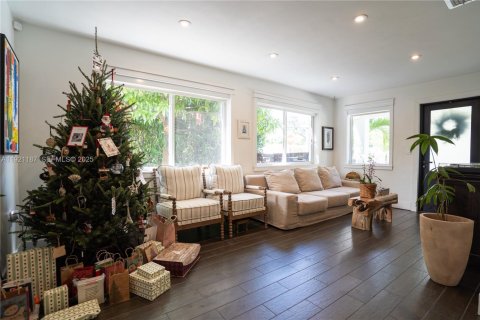 House in Miami, Florida 3 bedrooms, 104.33 sq.m. № 1989649 - photo 9