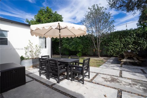 House in Miami, Florida 3 bedrooms, 104.33 sq.m. № 1989649 - photo 29