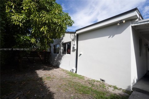 House in Miami, Florida 3 bedrooms, 104.33 sq.m. № 1989649 - photo 28