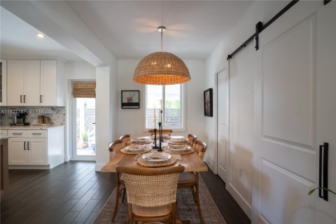 House in Miami, Florida 3 bedrooms, 104.33 sq.m. № 1989649 - photo 12