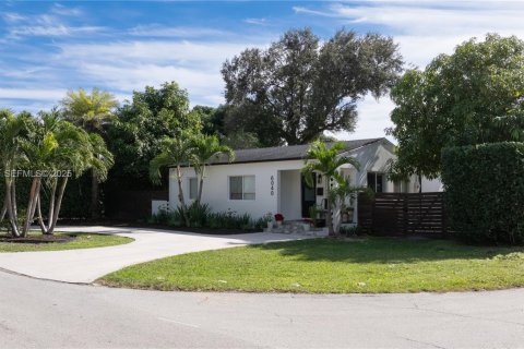 House in Miami, Florida 3 bedrooms, 104.33 sq.m. № 1989649 - photo 1