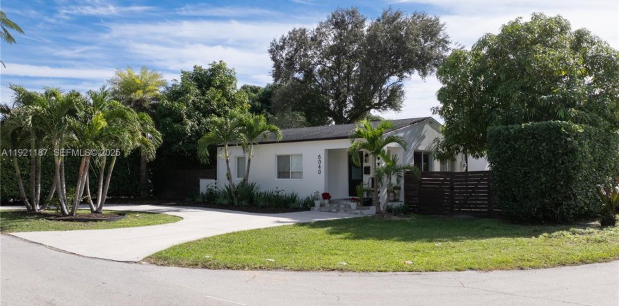 House in Miami, Florida 3 bedrooms, 104.33 sq.m. № 1989649