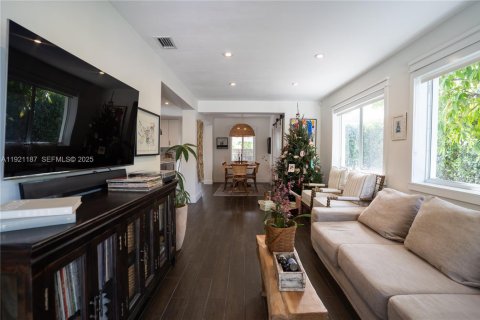 House in Miami, Florida 3 bedrooms, 104.33 sq.m. № 1989649 - photo 7