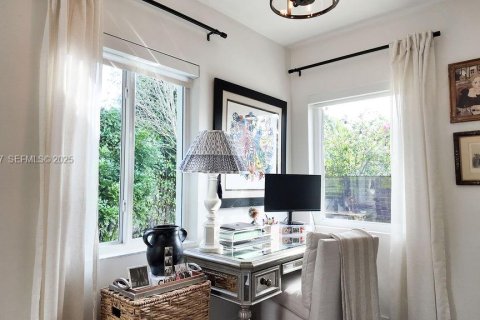 House in Miami, Florida 3 bedrooms, 104.33 sq.m. № 1989649 - photo 23