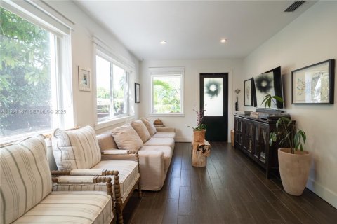 House in Miami, Florida 3 bedrooms, 104.33 sq.m. № 1989649 - photo 8