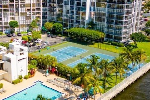 Condominio en venta en Hallandale Beach, Florida, 1 dormitorio, 99.87 m2 № 1691332 - foto 4