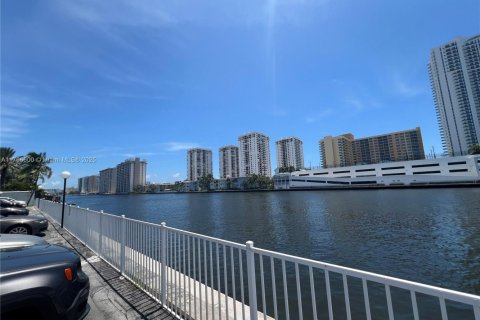 Condominio en venta en Hallandale Beach, Florida, 1 dormitorio, 99.87 m2 № 1691332 - foto 18
