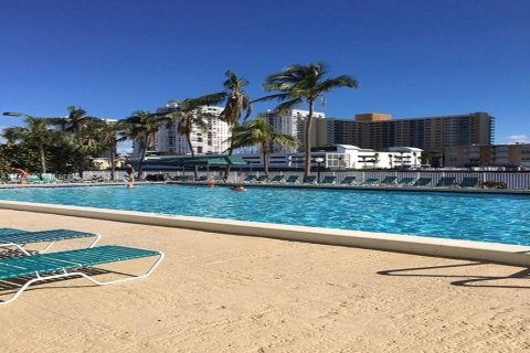 Condominio en venta en Hallandale Beach, Florida, 1 dormitorio, 99.87 m2 № 1691332 - foto 23