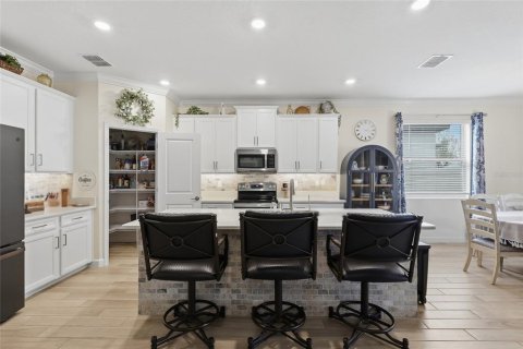 House in San Antonio, Florida 2 bedrooms, 181.9 sq.m. № 2394300 - photo 8