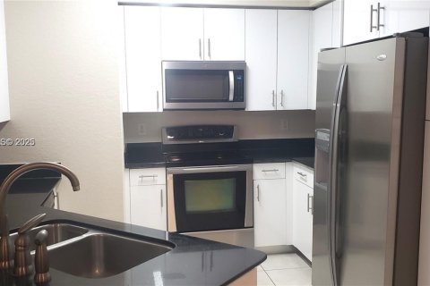 Condominio en alquiler en Hollywood, Florida, 1 dormitorio, 83.52 m2 № 1992118 - foto 2