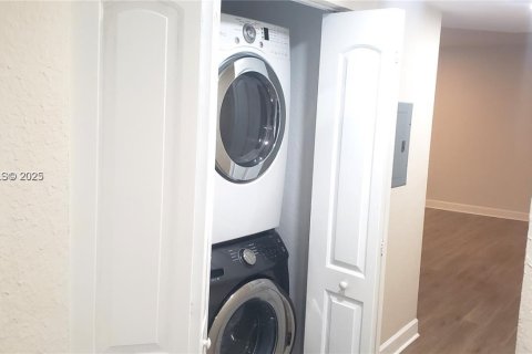 Condominio en alquiler en Hollywood, Florida, 1 dormitorio, 83.52 m2 № 1992118 - foto 5