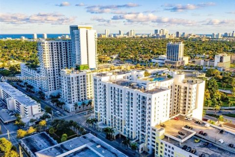 Condominio en alquiler en Hollywood, Florida, 1 dormitorio, 83.52 m2 № 1992118 - foto 1