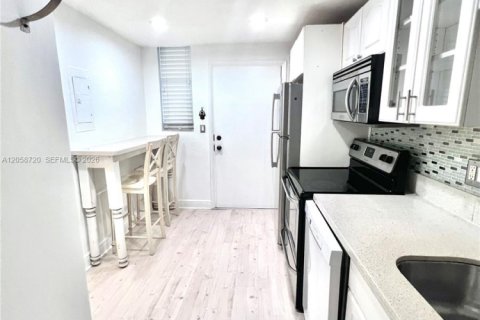 Condo in North Miami Beach, Florida, 1 bedroom  № 2169511 - photo 2