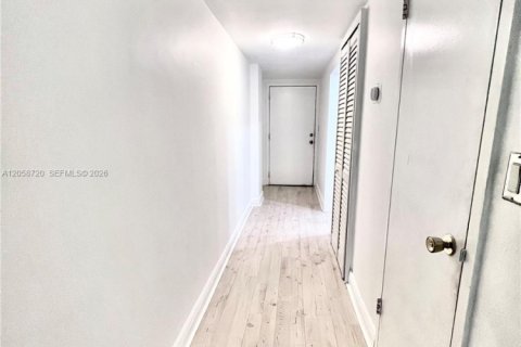 Condo in North Miami Beach, Florida, 1 bedroom  № 2169511 - photo 9