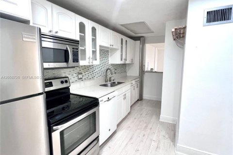 Condo in North Miami Beach, Florida, 1 bedroom № 2169511