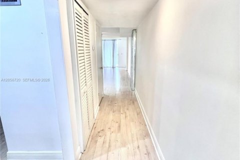 Condo in North Miami Beach, Florida, 1 bedroom  № 2169511 - photo 5