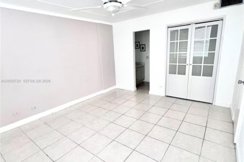 Condo in North Miami Beach, Florida, 1 bedroom  № 2169511 - photo 10