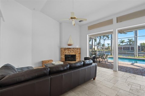 House in Cape Coral, Florida 3 bedrooms, 197.23 sq.m. № 1808118 - photo 17