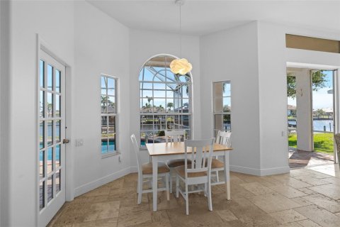 House in Cape Coral, Florida 3 bedrooms, 197.23 sq.m. № 1808118 - photo 28