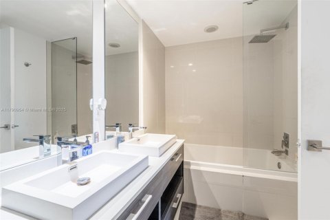 Condo in Miami, Florida, 1 bedroom  № 1699940 - photo 14