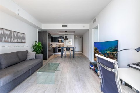 Condo in Miami, Florida, 1 bedroom  № 1699940 - photo 5