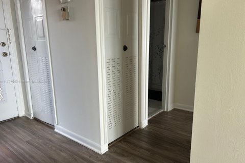 Condominio en venta en Lauderdale Lakes, Florida, 1 dormitorio, 59.83 m2 № 1683904 - foto 5