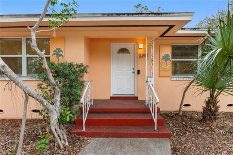 House in Saint Petersburg, Florida 4 bedrooms, 130.53 sq.m. № 1566160 - photo 1