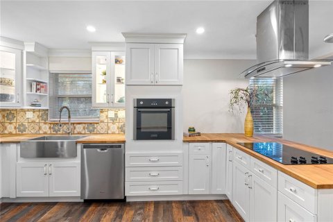 House in Saint Petersburg, Florida 4 bedrooms, 130.53 sq.m. № 1566160 - photo 8