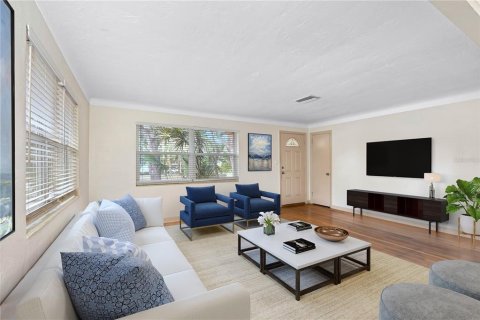 House in Saint Petersburg, Florida 4 bedrooms, 130.53 sq.m. № 1566160 - photo 4