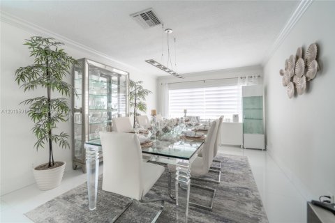 House in Fort Lauderdale, Florida 4 bedrooms, 175.86 sq.m. № 2086905 - photo 15