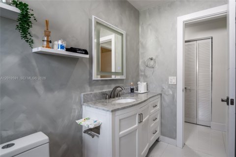 House in Fort Lauderdale, Florida 4 bedrooms, 175.86 sq.m. № 2086905 - photo 24
