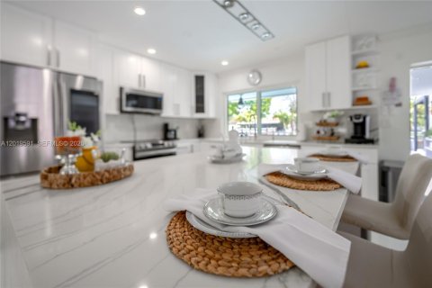 House in Fort Lauderdale, Florida 4 bedrooms, 175.86 sq.m. № 2086905 - photo 11