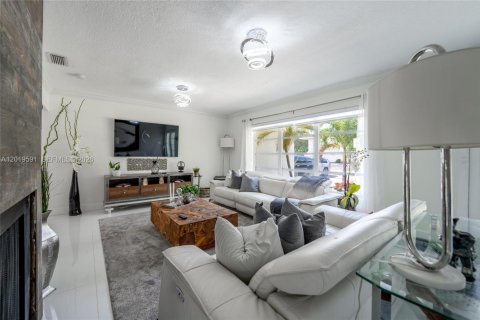 House in Fort Lauderdale, Florida 4 bedrooms, 175.86 sq.m. № 2086905 - photo 10