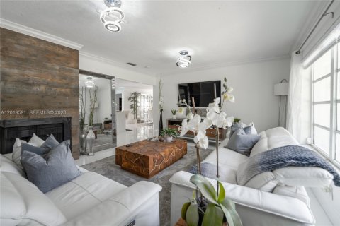 House in Fort Lauderdale, Florida 4 bedrooms, 175.86 sq.m. № 2086905 - photo 8