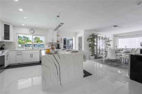 House in Fort Lauderdale, Florida 4 bedrooms, 175.86 sq.m. № 2086905 - photo 13