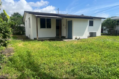 House in Dania Beach, Florida 2 bedrooms № 2068373 - photo 11