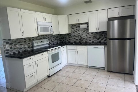 House in Dania Beach, Florida 2 bedrooms № 2068373 - photo 2