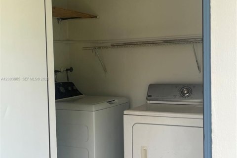 House in Dania Beach, Florida 2 bedrooms № 2068373 - photo 9