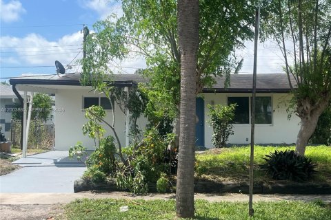 House in Dania Beach, Florida 2 bedrooms № 2068373