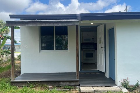 House in Dania Beach, Florida 2 bedrooms № 2068373 - photo 10
