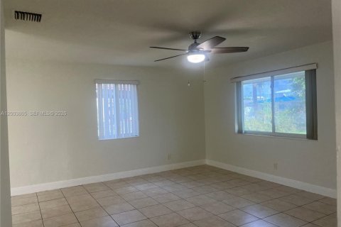 House in Dania Beach, Florida 2 bedrooms № 2068373 - photo 4